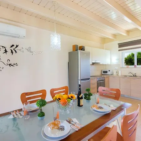 Haus In Kolympia Mit Parkplatz Und Bergblick By Interhome * كولومبيا